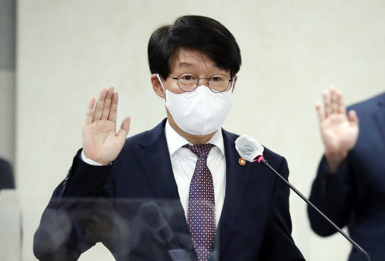 안경덕 고용노동부 장관이 6일 오전 세종시 정부세종청사에서 열린 국회 환경노동위원회 고용노동부의 국정감사에서 선서하고 있다. 연합뉴스.